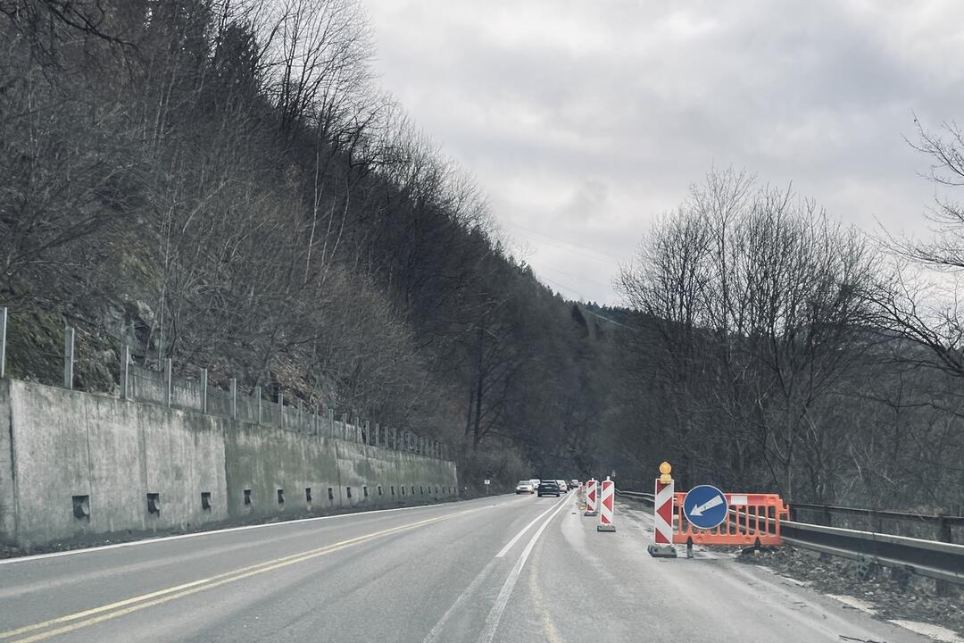 FOTO: Časť cesty pod Strečnom sa zrútila presne pred rokom. Takto aktuálne vyzerá, foto 7