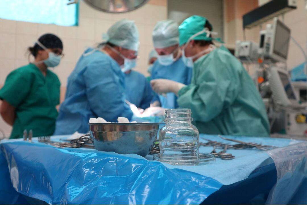 FOTO: Lekárky zo žilinskej nemocnice zoperovali paciente zväčšenú štítnu žľazu, foto 1