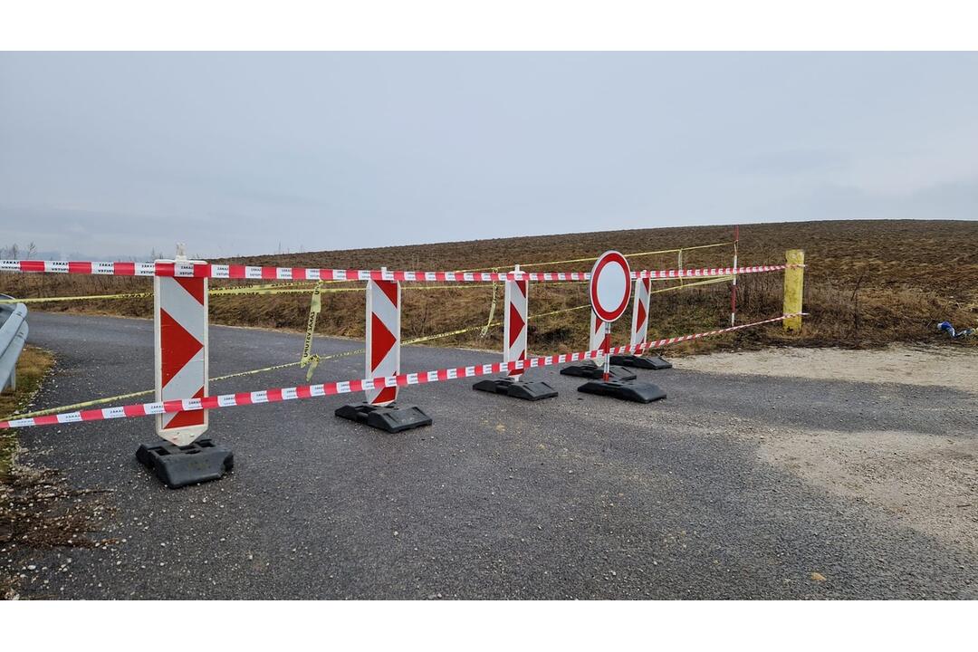 FOTO: V žilinskej mestskej časti Bytčica sa prepadla cesta. Je ohrozený diaľničný privádzač?, foto 13