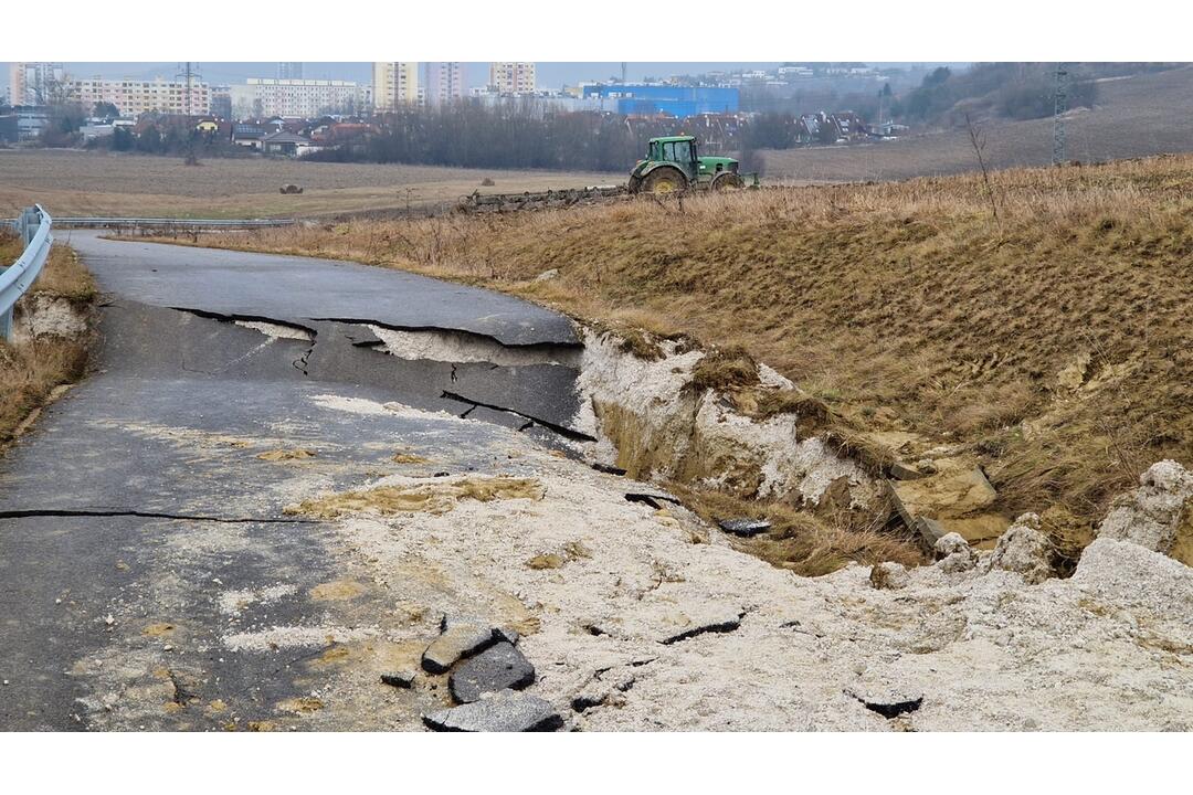 FOTO: V žilinskej mestskej časti Bytčica sa prepadla cesta. Je ohrozený diaľničný privádzač?, foto 2