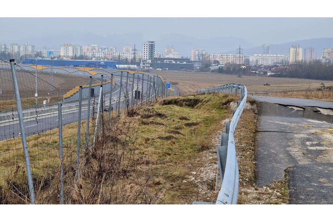 FOTO: V žilinskej mestskej časti Bytčica sa prepadla cesta. Je ohrozený diaľničný privádzač?, foto 19