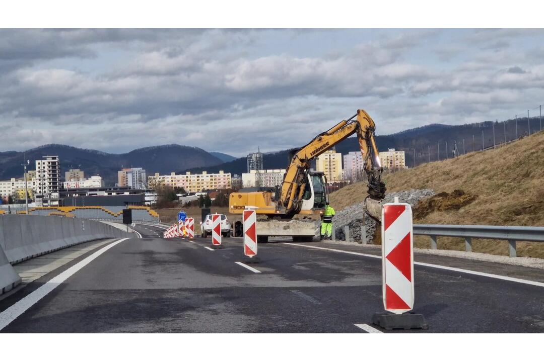 FOTO: Na diaľničný privádzač pri Žiline sa môže zosunúť pôda. Jeden z jazdných pruhov uzavreli, foto 1