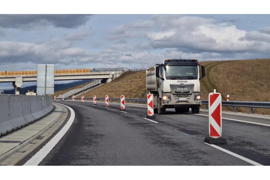 FOTO: Na diaľničný privádzač pri Žiline sa môže zosunúť pôda. Jeden z jazdných pruhov uzavreli, foto 2