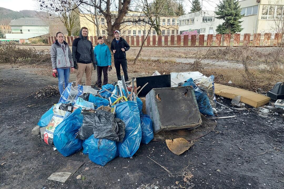 FOTO: Vyhádzaný odpad vo Framborskom parku, foto 3