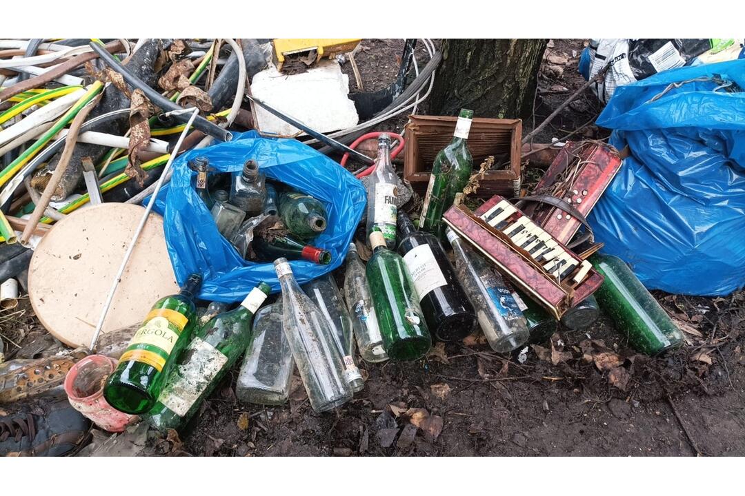 FOTO: Vyhádzaný odpad vo Framborskom parku, foto 7
