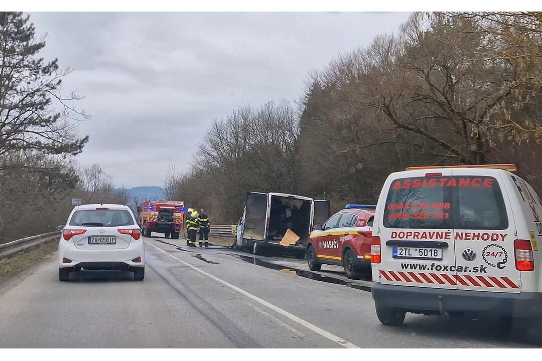 FOTO: Požiar dodávky pri Hričovskej priehrade, foto 1