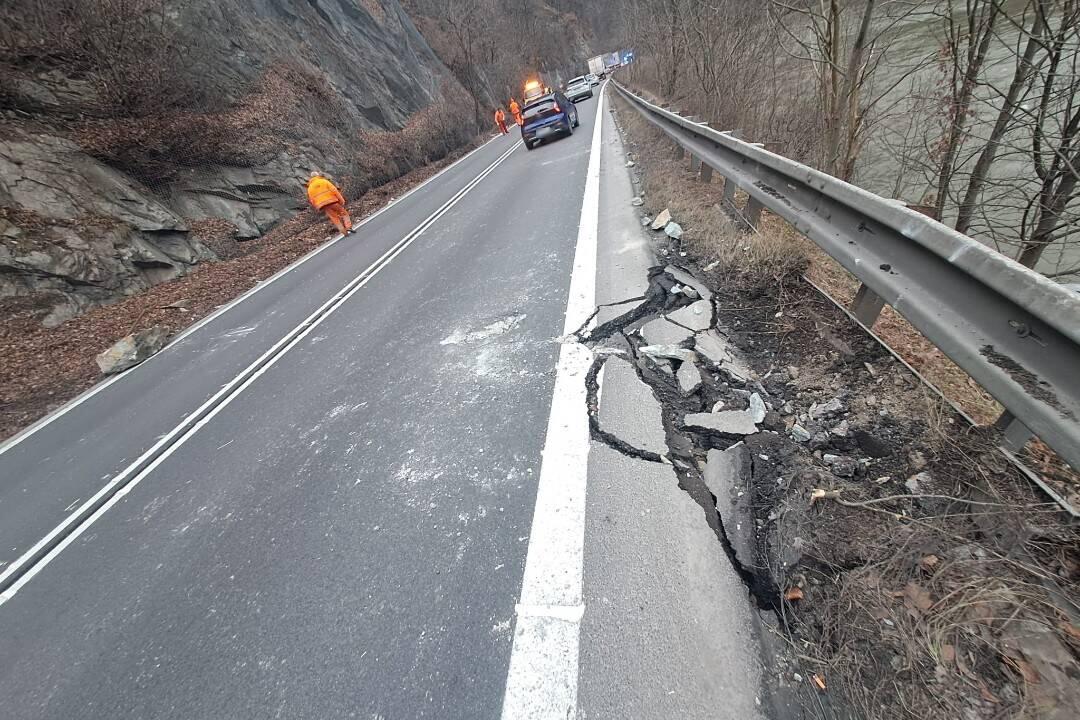 FOTO: Časť cesty pod Strečnom sa zrútila presne pred rokom. Takto aktuálne vyzerá, foto 13