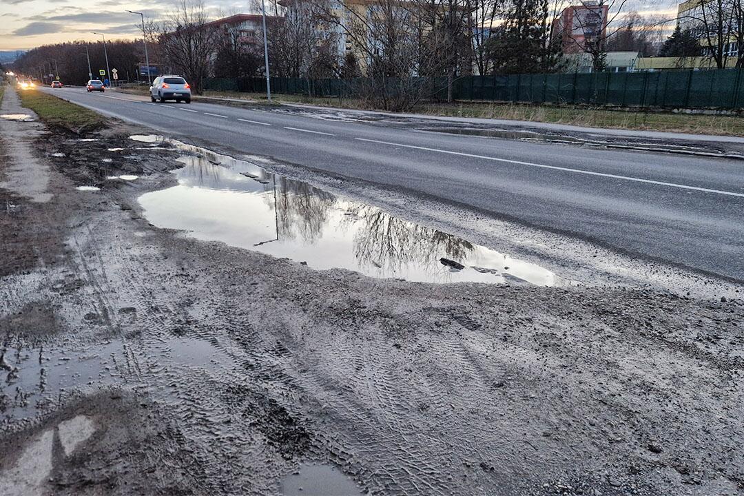 FOTO: Hlboké jamy plné vody a blata. Trávnatý pás na Rosinskej ceste sa zmenil na parkovisko, foto 2