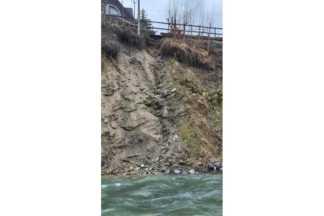 FOTO: Časť cesty v Ružomberku sa zosunula do potoka, foto 7
