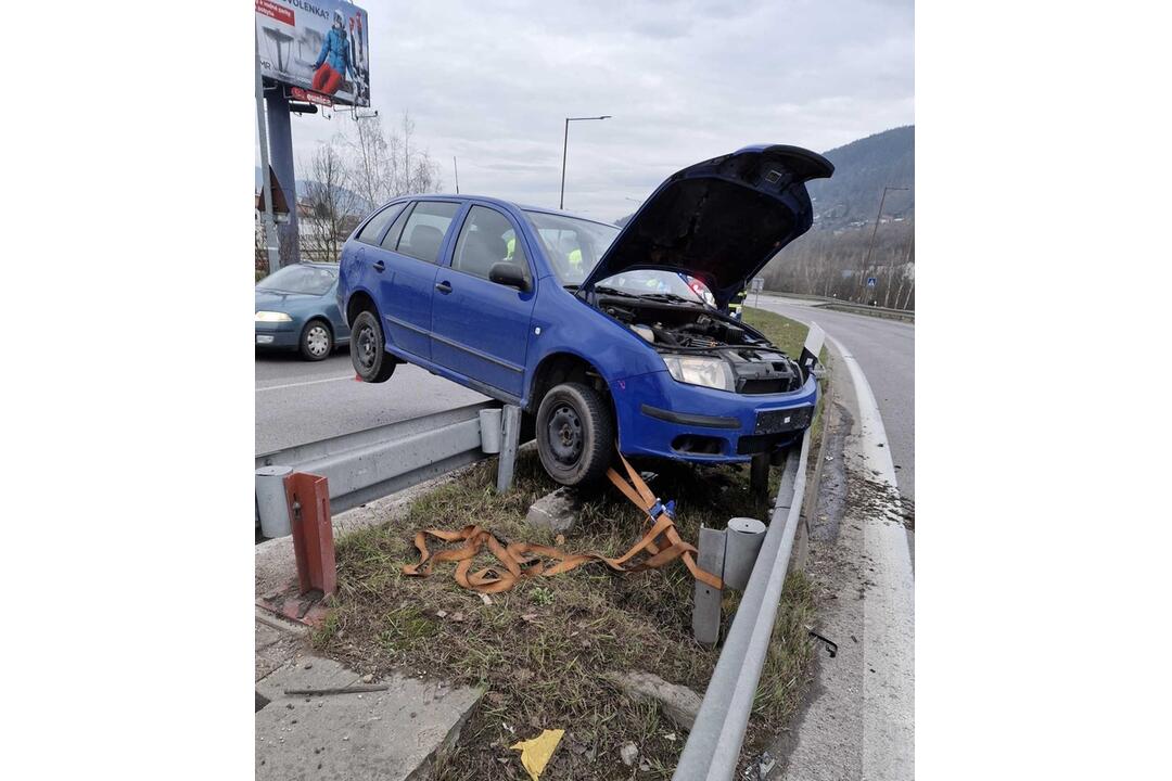 FOTO: Na Ľavobrežnej skončilo auto na zvodidlách, foto 2