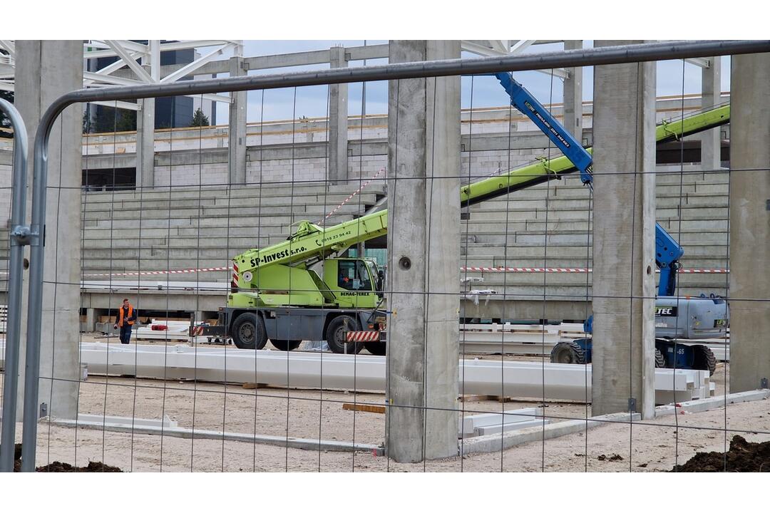 FOTO: Výstavba športovej haly pri žilinskej univerzite napreduje. Hotová by mala byť do roka, foto 2