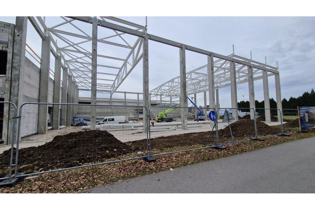 FOTO: Výstavba športovej haly pri žilinskej univerzite napreduje. Hotová by mala byť do roka, foto 3