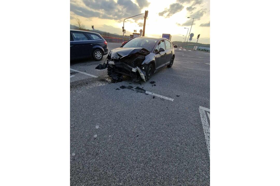 FOTO: Nehoda dvoch osobných áut na Rajeckej ceste , foto 2