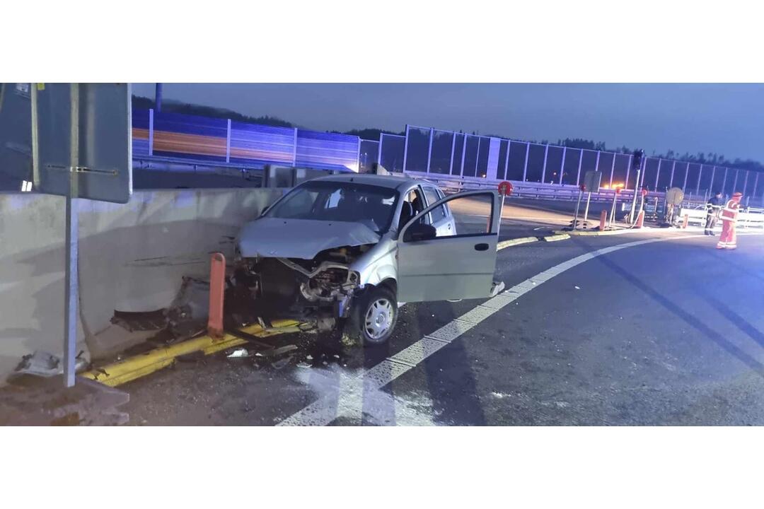 FOTO: Nehoda osobného auta na zjazde z diaľnice D1 v Lietavskej Lúčke, foto 1
