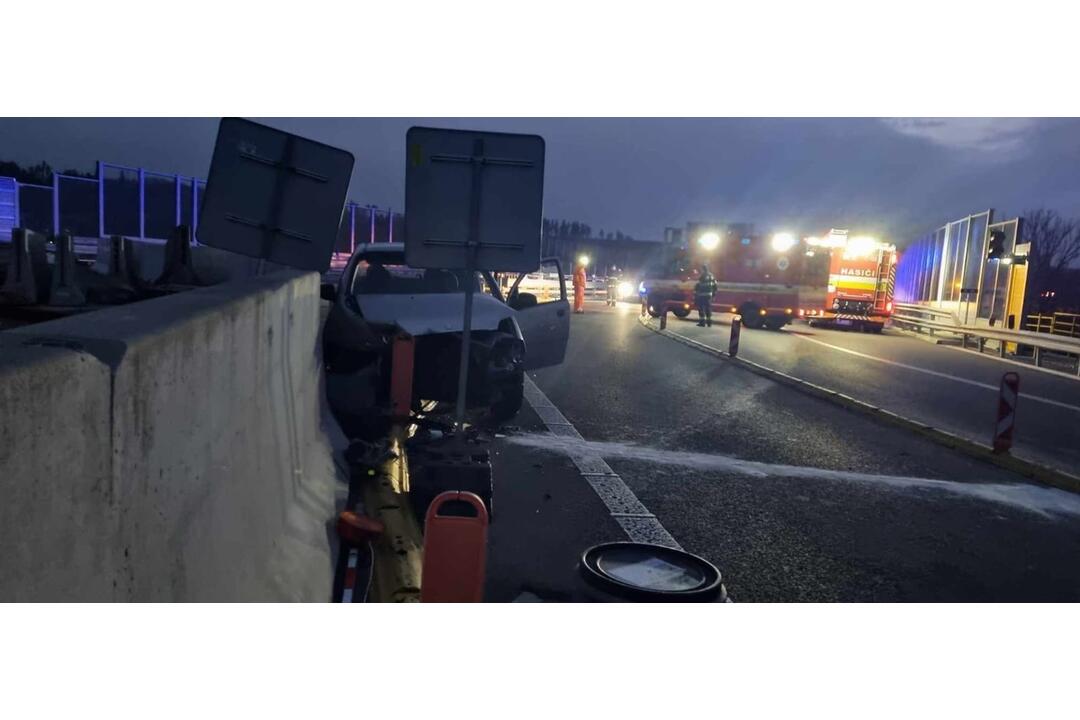 FOTO: Nehoda osobného auta na zjazde z diaľnice D1 v Lietavskej Lúčke, foto 2