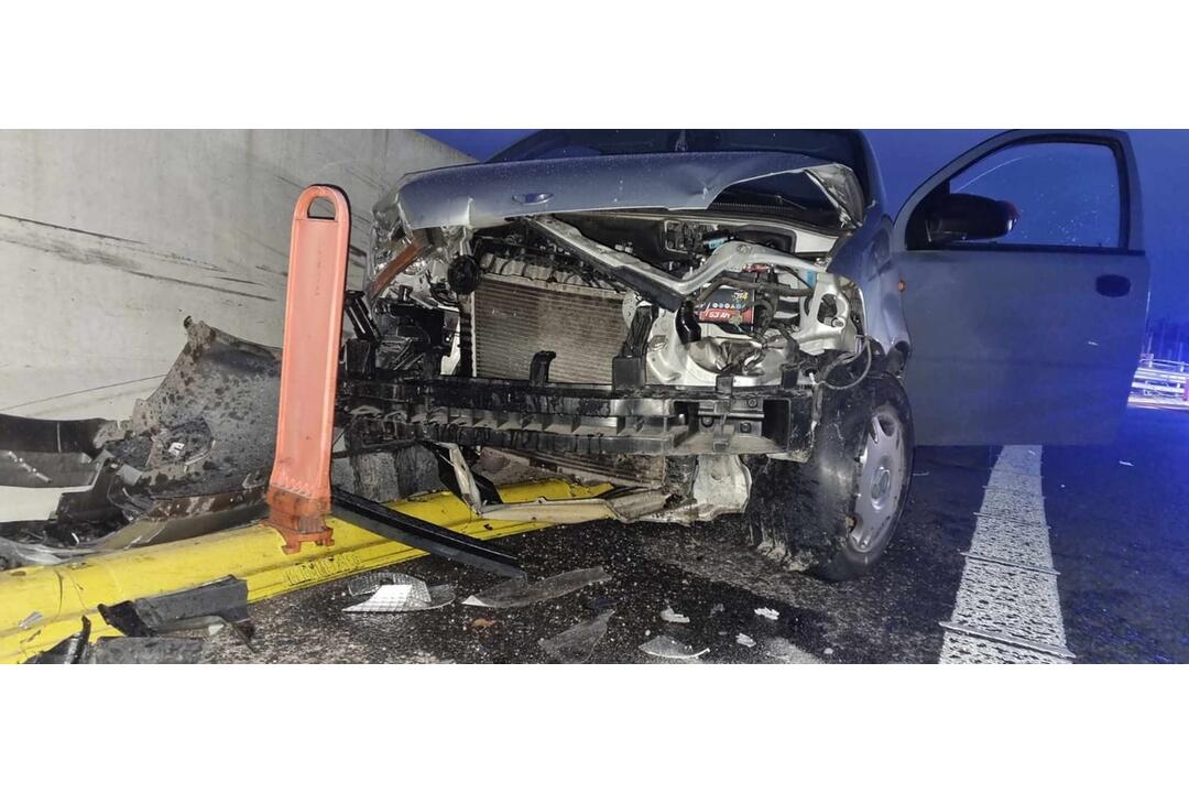 FOTO: Nehoda osobného auta na zjazde z diaľnice D1 v Lietavskej Lúčke, foto 3