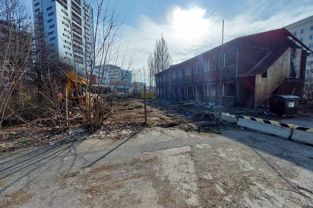 FOTO: Schátraná budova pri internátoch na Vlčincoch sa stane minulosťou, foto 1