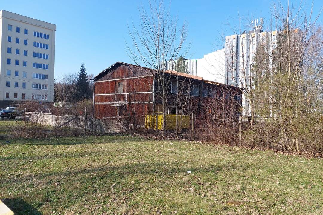 FOTO: Schátraná budova pri internátoch na Vlčincoch sa stane minulosťou, foto 2