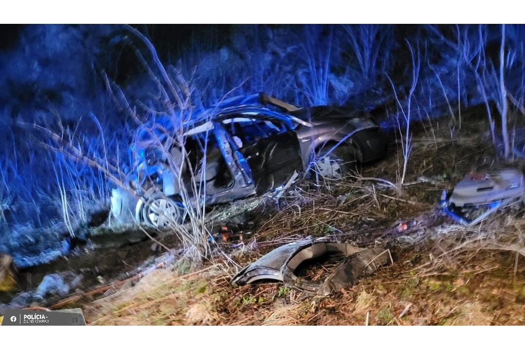 FOTO: Vážna nehoda pri Terchovej, pri ktorej sa zranilo 6 spolujazdcov, foto 1