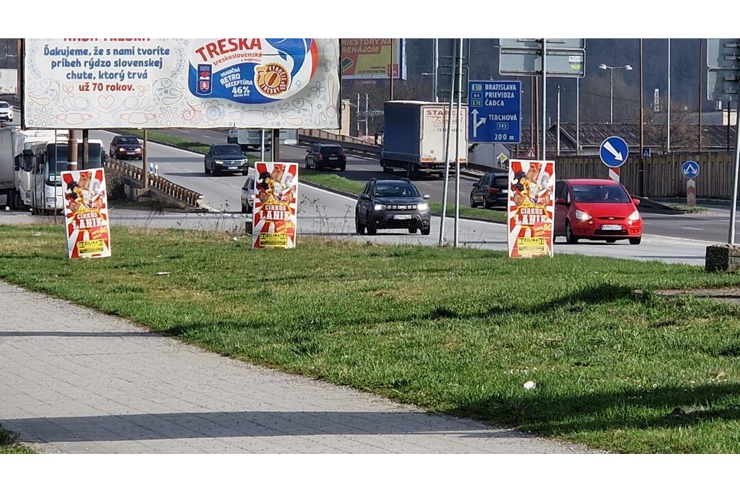 FOTO: V Žiline sa roztrhlo vrece s reklamnými pútačmi na cirkus, foto 2