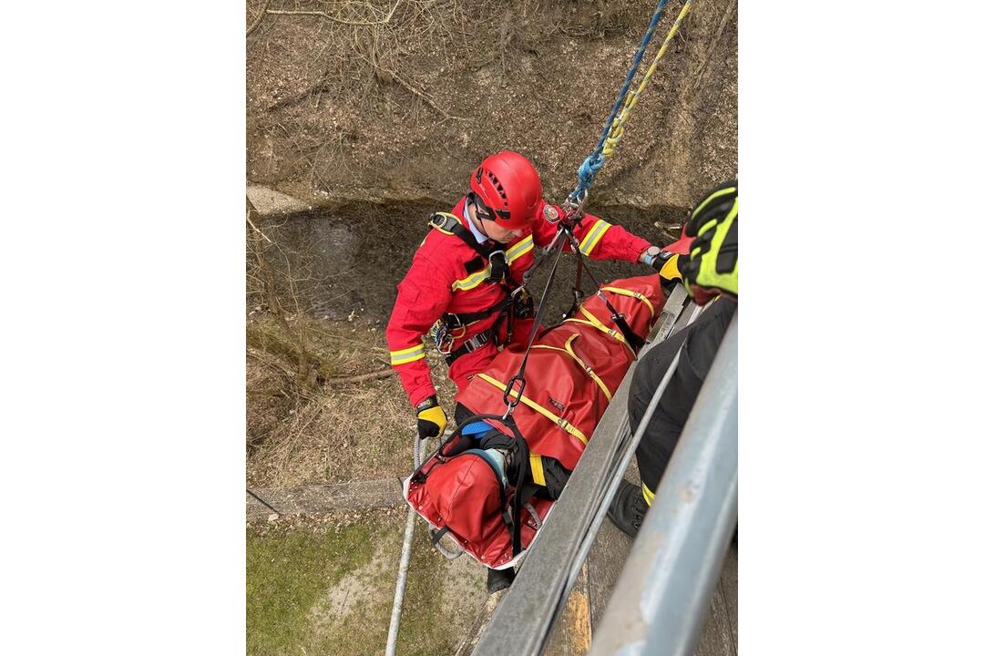 FOTO: Záchrana osoby z 10-metrovej výšky, foto 5