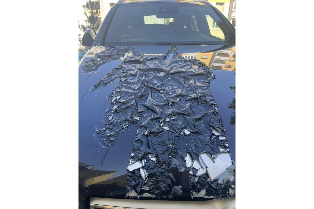 FOTO: Rozleptané autá s rozbitými oknami a prepichnutými gumami v Ružomberku, foto 2
