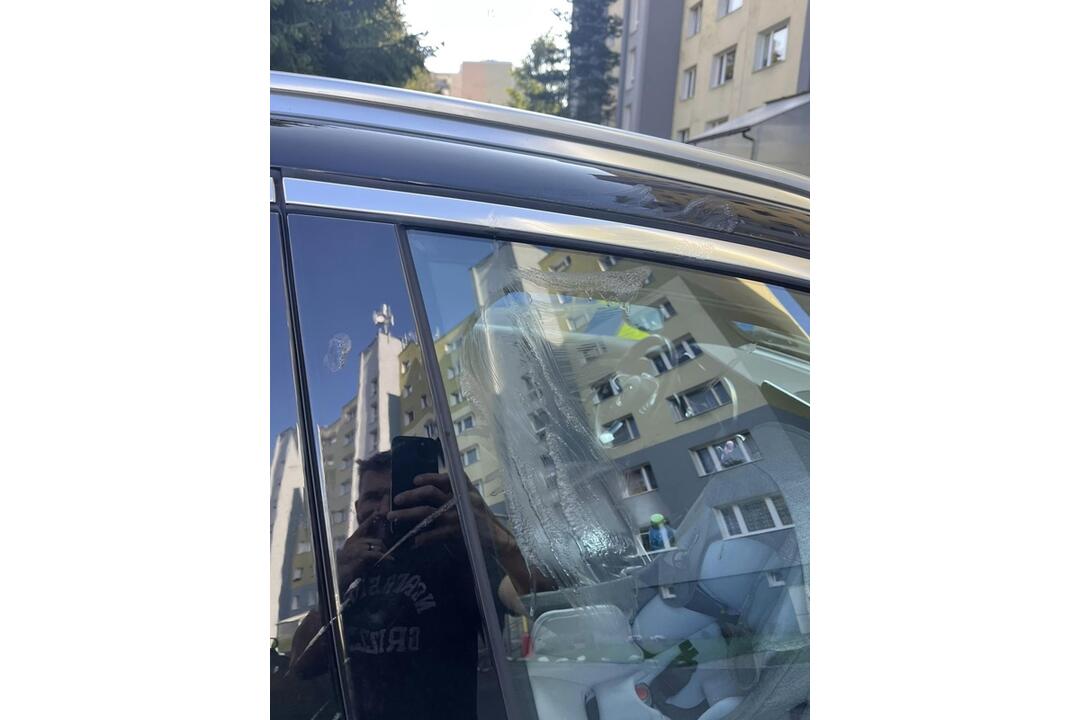 FOTO: Rozleptané autá s rozbitými oknami a prepichnutými gumami v Ružomberku, foto 10