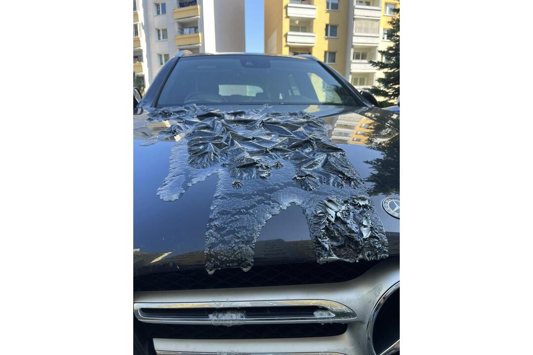 FOTO: Rozleptané autá s rozbitými oknami a prepichnutými gumami v Ružomberku, foto 7