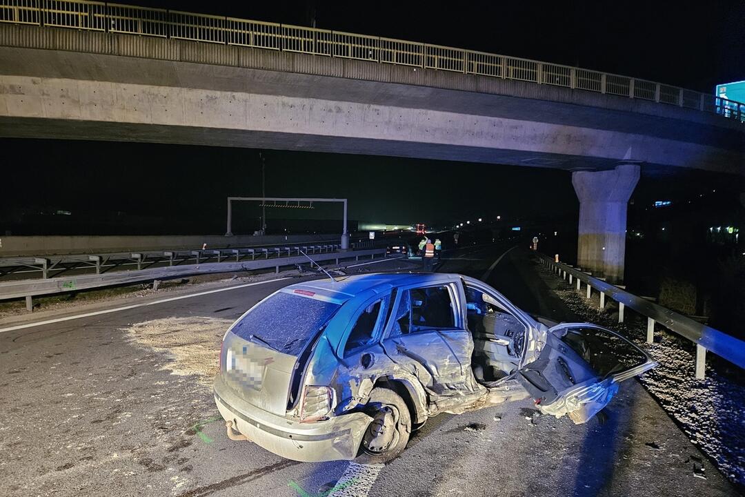 FOTO: Vážna nehoda na diaľničnej križovatke pri Žiline, foto 1