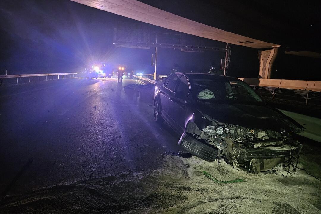 FOTO: Vážna nehoda na diaľničnej križovatke pri Žiline, foto 6