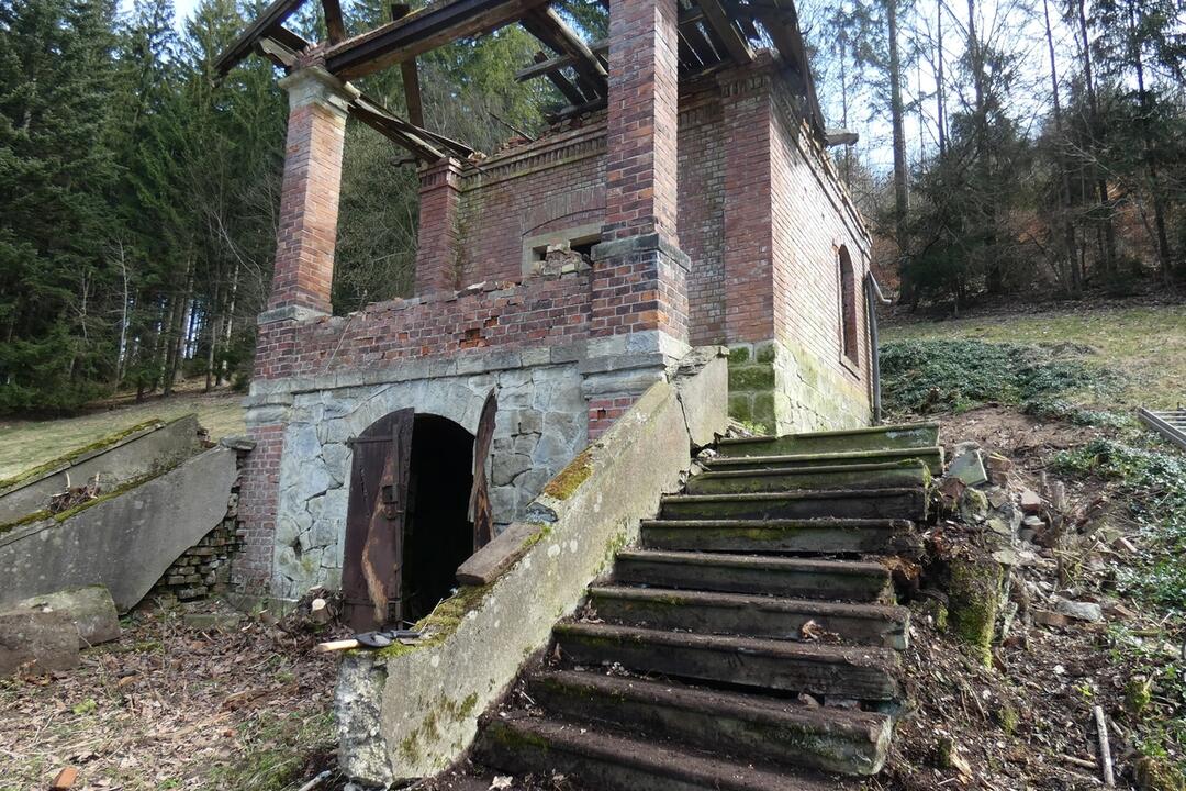 FOTO: Začala sa záchrana jedinej hrobky na Kysuciach, foto 1