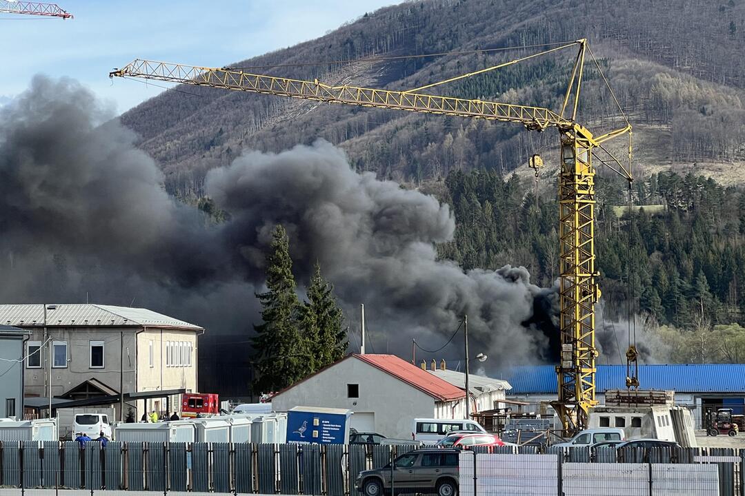 FOTO: Požiar chemickej fabriky v Kysuckom Novom Meste zo vzduchu aj zo zeme, foto 2