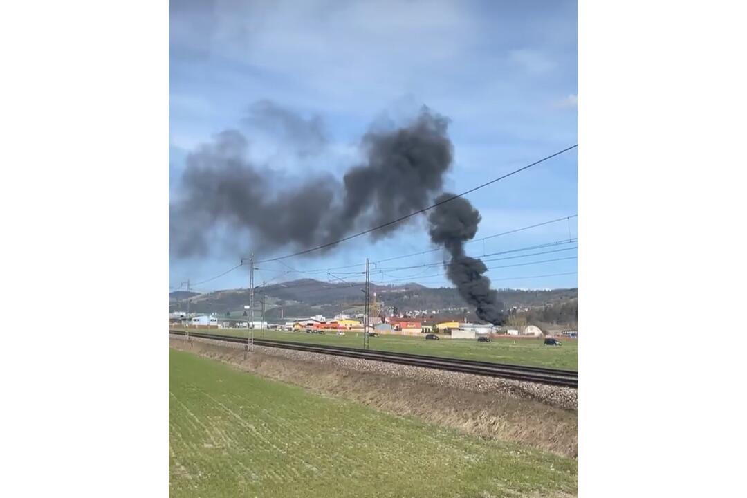 FOTO: Požiar chemickej fabriky v Kysuckom Novom Meste zo vzduchu aj zo zeme, foto 11