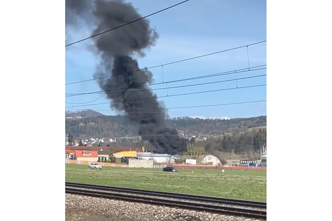 FOTO: Požiar chemickej fabriky v Kysuckom Novom Meste zo vzduchu aj zo zeme, foto 13