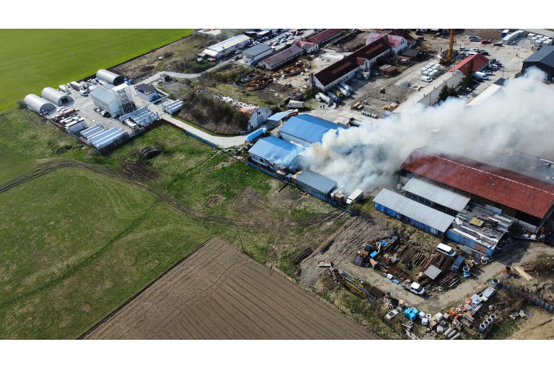 FOTO: Požiar chemickej fabriky v Kysuckom Novom Meste zo vzduchu aj zo zeme, foto 10
