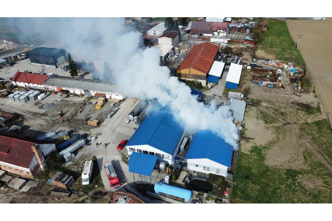 FOTO: Požiar chemickej fabriky v Kysuckom Novom Meste zo vzduchu aj zo zeme, foto 12