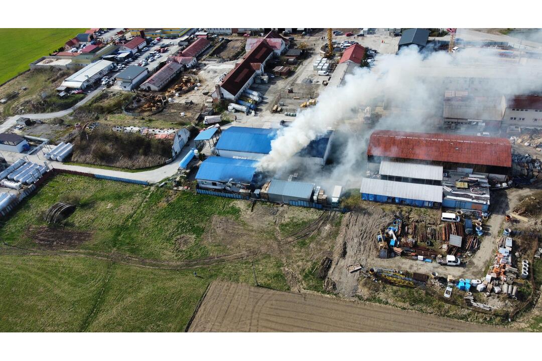 FOTO: Požiar chemickej fabriky v Kysuckom Novom Meste zo vzduchu aj zo zeme, foto 5