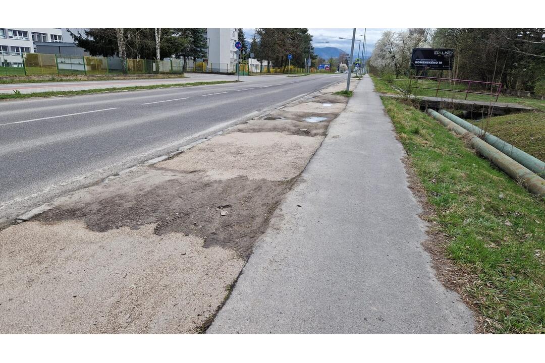 FOTO: Na Rosinskej ceste vykonali prvé úpravy na zlepšenie parkovania pri ceste, foto 2