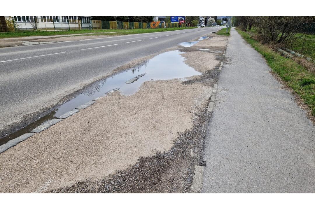 FOTO: Na Rosinskej ceste vykonali prvé úpravy na zlepšenie parkovania pri ceste, foto 3