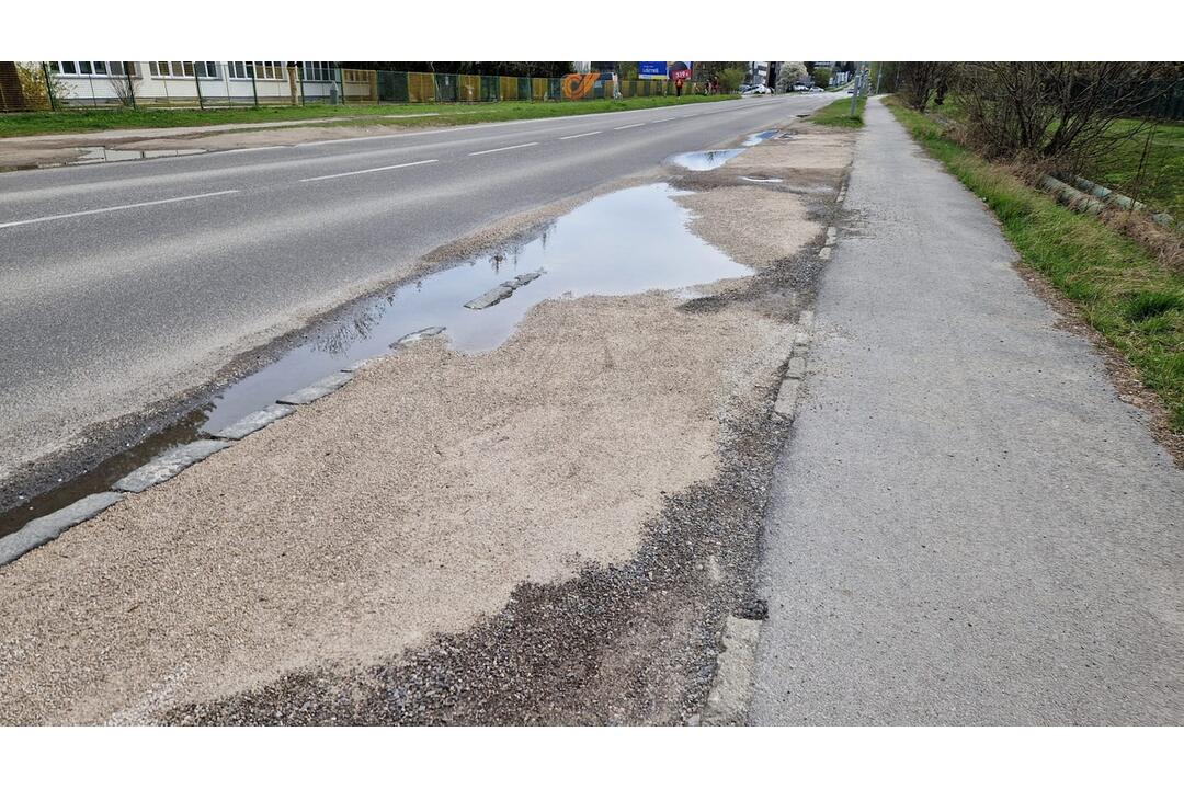 FOTO: Na Rosinskej ceste vykonali prvé úpravy na zlepšenie parkovania pri ceste, foto 1