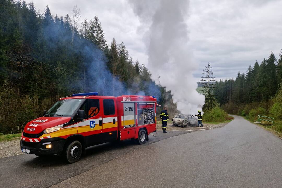 FOTO: Záhadné okolnosti požiaru auta v obci na Kysuciach vyšetruje polícia, foto 1
