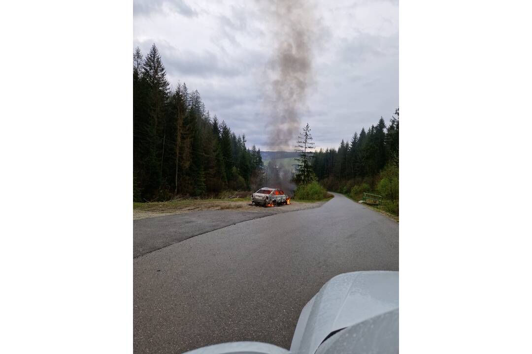 FOTO: Záhadné okolnosti požiaru auta v obci na Kysuciach vyšetruje polícia, foto 2