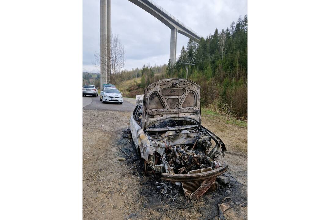 FOTO: Záhadné okolnosti požiaru auta v obci na Kysuciach vyšetruje polícia, foto 3