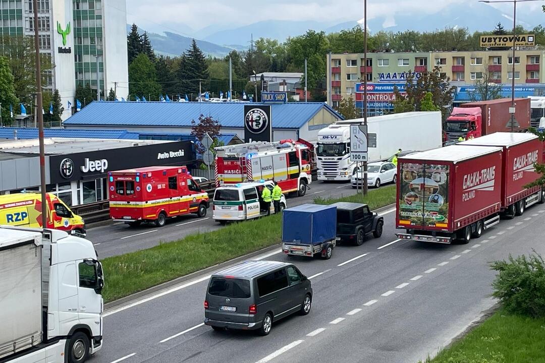 FOTO: Dopravná nehoda dvoch áut a kamióna na Košickej v Žiline, foto 3