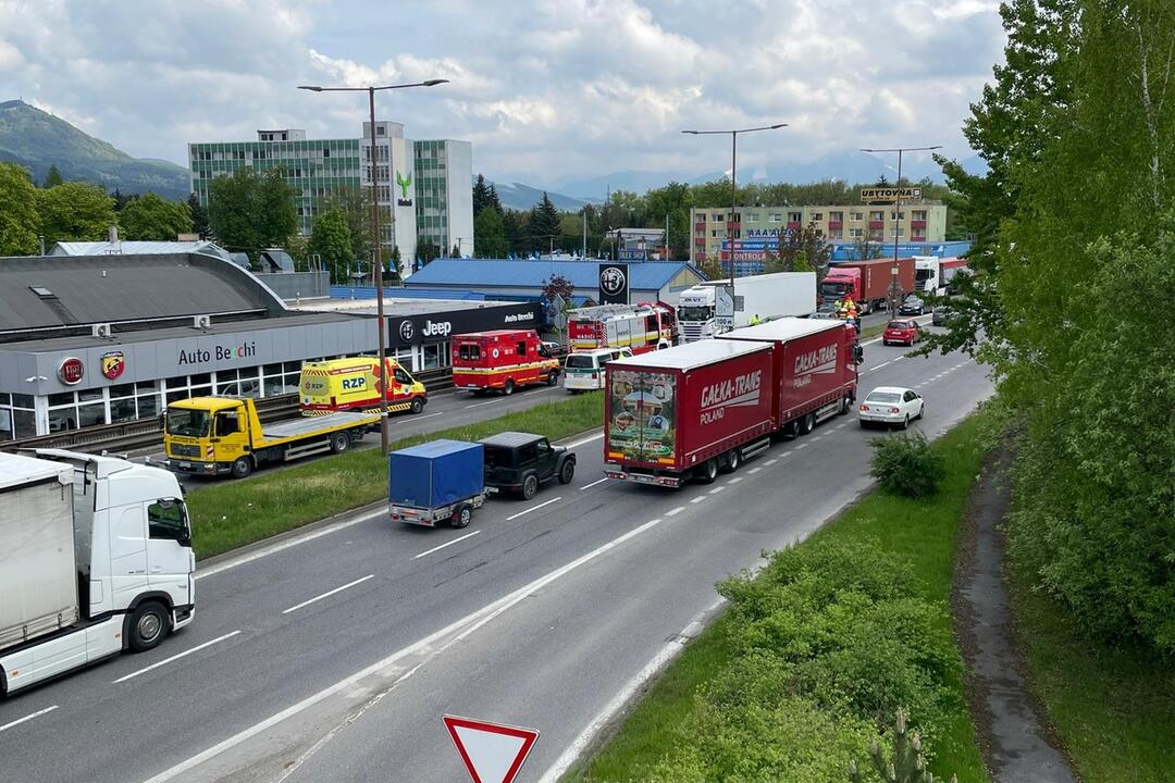 FOTO: Dopravná nehoda dvoch áut a kamióna na Košickej v Žiline, foto 8