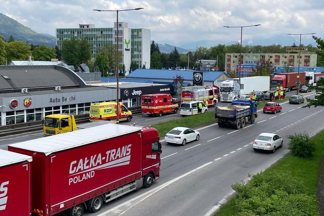 FOTO: Dopravná nehoda dvoch áut a kamióna na Košickej v Žiline, foto 12