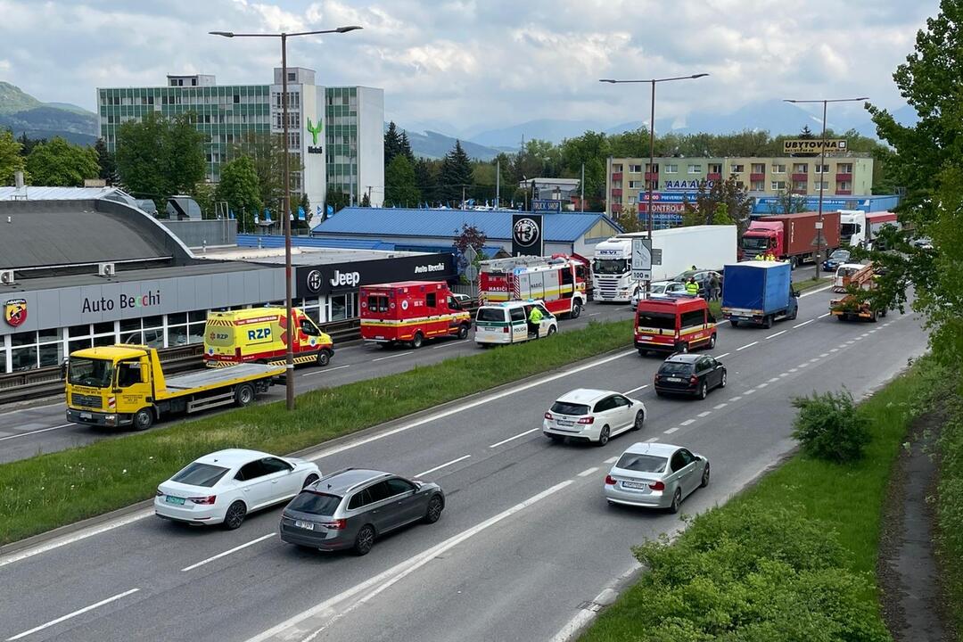 FOTO: Dopravná nehoda dvoch áut a kamióna na Košickej v Žiline, foto 13