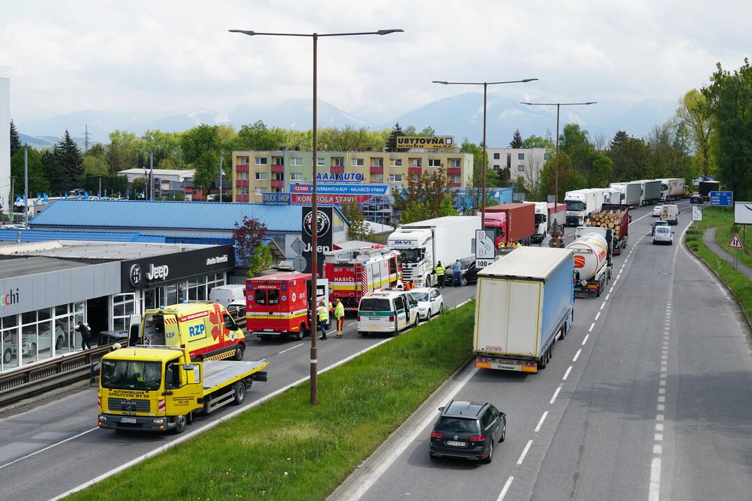 FOTO: Dopravná nehoda dvoch áut a kamióna na Košickej v Žiline, foto 17