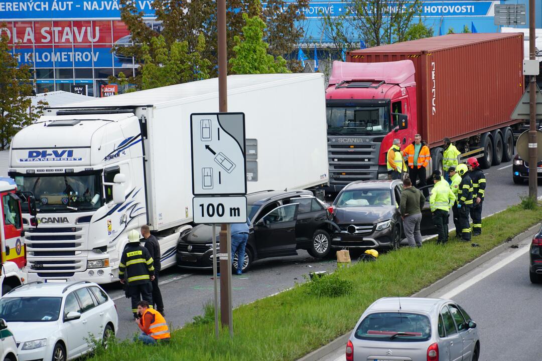 FOTO: Dopravná nehoda dvoch áut a kamióna na Košickej v Žiline, foto 18