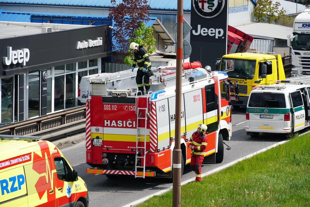 FOTO: Dopravná nehoda dvoch áut a kamióna na Košickej v Žiline, foto 16